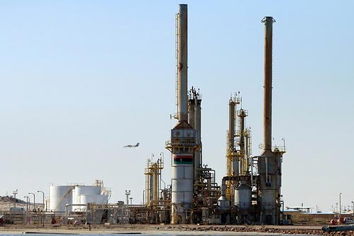 Một cơ sở khai thác dầu tại thị trấn al-Buraqah, Libya.