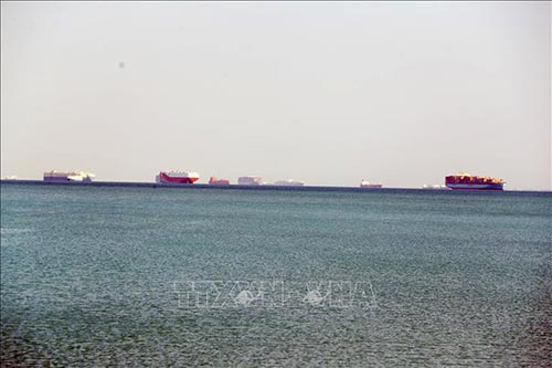Các tàu chờ để di chuyển qua Kênh đào Suez của Ai Cập ngày 25/3/2021.
