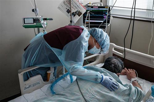 Điều trị cho bệnh nhân COVID-19 tại bệnh viện ở Sapporo, Nhật Bản ngày 3/8/2021.