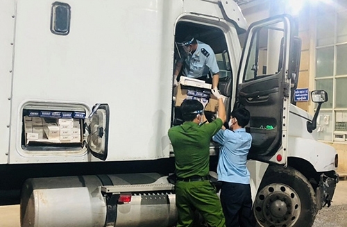 Tây Ninh: Hải quan Mộc Bài chủ trì bắt giữ 10.000 bao thuốc lá lậu