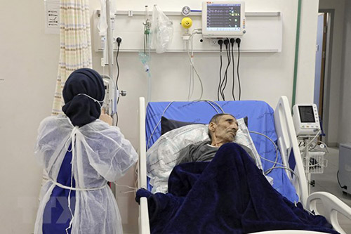 Nhân viên y tế điều trị cho bệnh nhân COVID-19 tại Tây Hebron, khu Bờ Tây ngày 30/5/2021