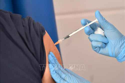 Nhân viên y tế tiêm vaccine COVID-19 cho người dân tại Rome, Italy, ngày 21/7/2021.