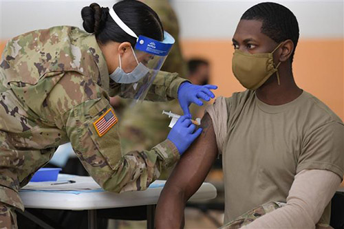 Binh sĩ quân đội Mỹ được tiêm vaccine ngừa COVID-19 tại trại Rose ở Vilseck (Đức) 3/5/2021.