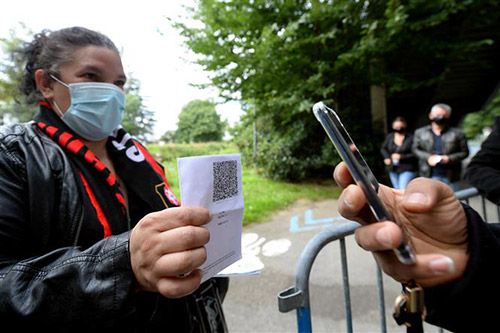 Xuất trình thẻ thông hành y tế trước khi vào xem một trận bóng đá tại sân vận động ở Rennes