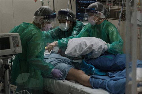 Nhân viên y tế điều trị cho bệnh nhân COVID-19 tại bệnh viện ở Yokohama, Nhật Bản
