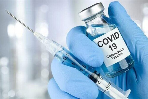 Tiêm vaccine ngừa COVID-19.