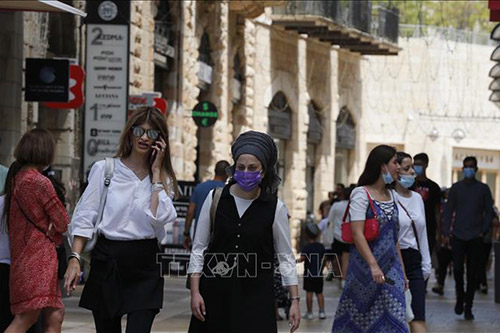 Người dân đeo khẩu trang phòng dịch COVID-19 tại Jerusalem ngày 11/8/2021.