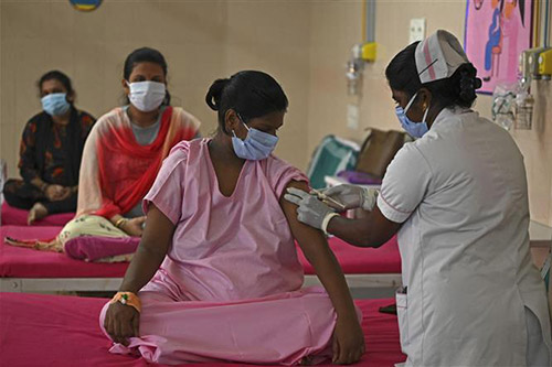Nhân viên y tế tiêm vaccine ngừa COVID-19 cho phụ nữ mang thai tại Chennai, Ấn Độ.