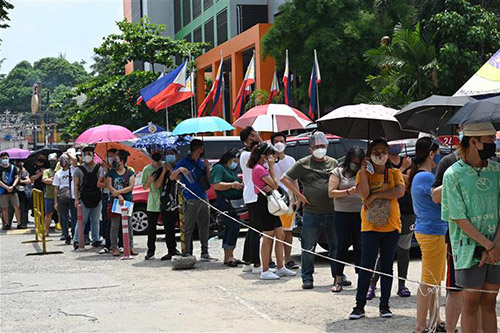 Người dân xếp hàng chờ tiêm vaccine ngừa COVID-19 tại Mandaluyong, ngoại ô Manila, Philippines.