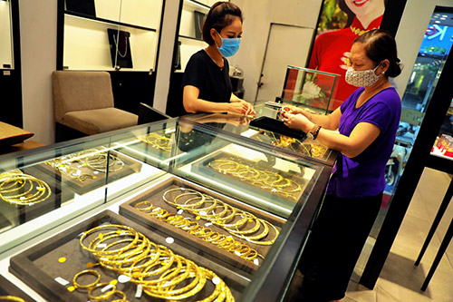 Giá vàng SJC tại thị trường Hà Nội ở mức 56,15 - 57,75 triệu đồng/lượng.