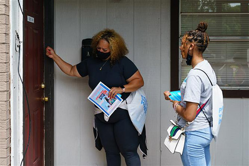Nhân viên tình nguyện và y tế cộng đồng gõ cửa từng nhà, động viên người dân tiêm vaccine