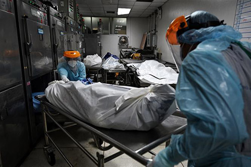 Nhân viên y tế chuyển thi thể bệnh nhân COVID-19 tại nhà xác bệnh viện Thammasat