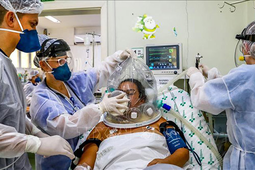 Nhân viên y tế điều trị bệnh nhân COVID-19 tại bệnh viện ở Sao Leopoldo