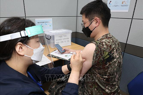 Tiêm vaccine COVID-19 tại Seongnam, Hàn Quốc.