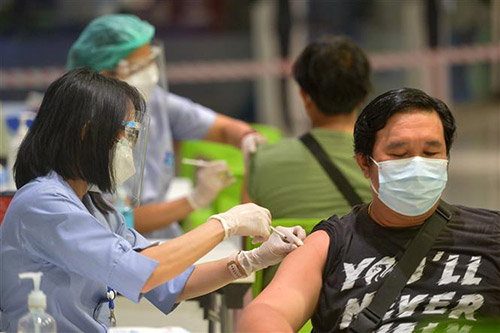 Nhân viên y tế tiêm vaccine ngừa COVID-19 cho người dân ở Bangkok, Thái Lan