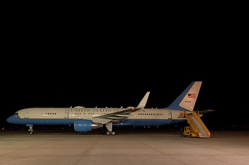 Chuyên cơ chở Phó Tổng thống Hoa Kỳ Kamala Harris đáp xuống sân bay Nội Bài, Hà Nội.