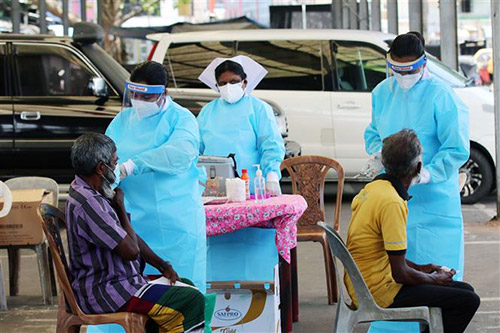Nhân viên y tế tiêm vaccine ngừa COVID-19 cho người dân tại Colombo, Sri Lanka, ngày 24/8/2021.