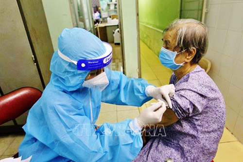 Các y bác sỹ bệnh viện Phú Nhuận thực hiện tiêm vaccine cho người trên 65 tuổi