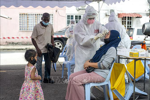 Nhân viên y tế lấy mẫu xét nghiệm COVID-19 cho người dân tại Selangor, Malaysia,, ngày 14/8/2021.