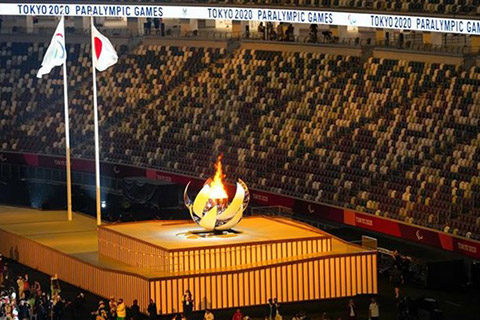 Ngọn đuốc Paralympic được thắp sáng tại Lễ khai mạc Paralympic Tokyo 2020 ở Tokyo, ngày 24/8/2021
