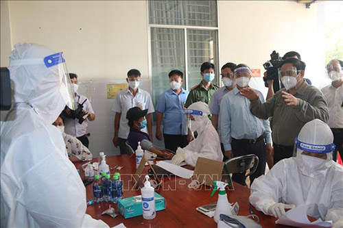 Thủ tướng Phạm Minh Chính kiểm tra việc tiêm vaccine COVID-19