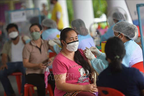 Nhân viên y tế tiêm vaccine ngừa COVID-19 cho người dân tại Bangkok, Thái Lan, ngày 26/8/2021.