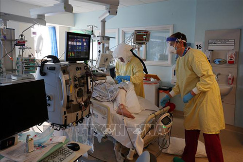 Điều trị cho bệnh nhân nhiễm COVID-19 tại bệnh viện ở Portsmouth, Anh.