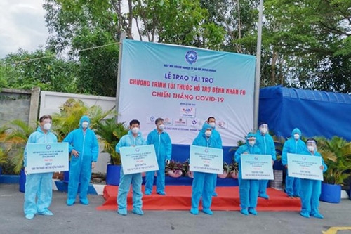 Trao tặng 10.000 túi thuốc hỗ trợ bệnh nhân cách ly, theo dõi điều trị tại nhà