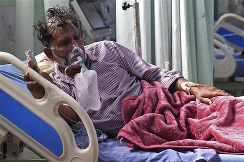 Bệnh nhân nhiễm COVID-19 được điều trị tại bệnh viện ở Moradabad, Ấn Độ
