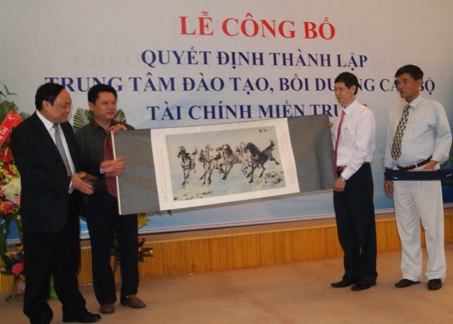 ra mat trung tam boi duong can bo tai chinh mien trung