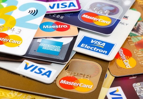 Chọn thẻ tín dụng của ngân hàng nào lợi nhất?