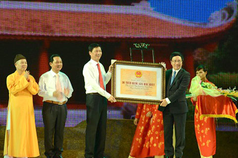 Phó Thủ tướng Phạm Bình Minh trao Giấy