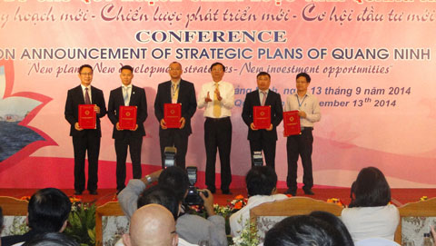 Chủ tịch Nguyễn Văn Đọc trao giấy CN đầu tư
