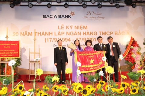 ngân hàng Bắc Á đón nhận cờ thi đua của chính phủ