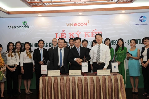 vietcombank hop tac chien luoc voi smartlink va vinecom