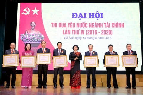 ngat huong vuon hoa thi dua yeu nuoc nganh tai chinh