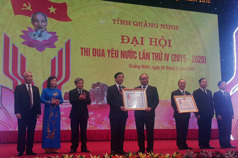 Phó Thủ tướng Nguyễn Xuân Phúc trao Huân chương Độc lập cho các tập thể, cá nhân