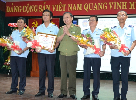 Bộ Công an khen thưởng Hải quan sân bay Tân Sơn Nhất