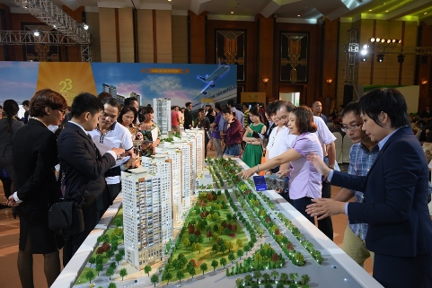 khách tham quan tìm hiểu novaland