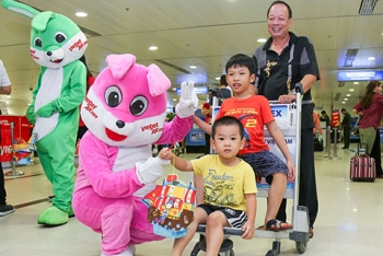 Lãnh đạo Vietjet thăm hỏi, tặng quà trẻ em mồ côi nhân dịp Tết Trung thu