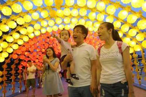 con đường đ&egrave;n lồng