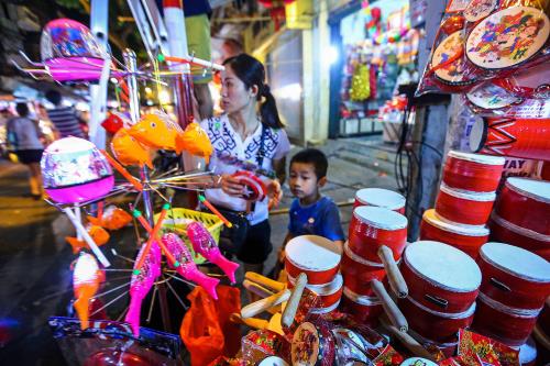 Đồ chơi trung thu truyền thống đang mất dần vị thế