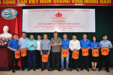 Thanh niên Bộ Tài chính tham gia hiến máu tình nguyện