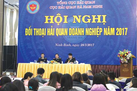Hải quan Hà Nam Ninh quan tâm đối thoại, tháo gỡ vướng mắc cho DN. 			              Ảnh: Việt Long