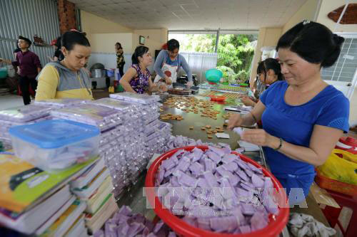 Cơ sở Hồng Phúc ở xã Thới Sơn, thành phố Mỹ Tho (Tiền Giang) làm kẹo dừa truyền thống.