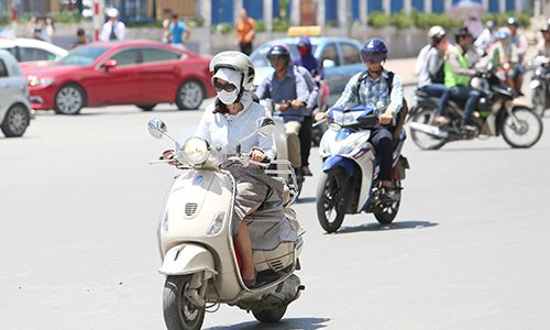 Nắng nóng bao phủ khắp cả nước, chiều tối có mưa rào và dông