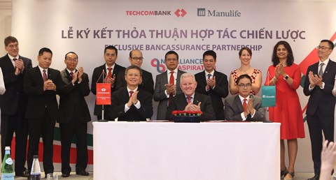 Techcombank ký hợp tác bảo hiểm độc quyền với Manulife