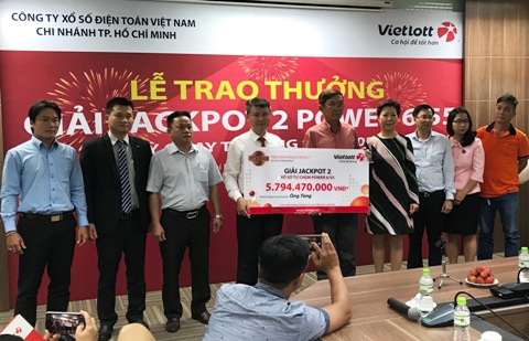 Trao giải người đầu tiên trúng thưởng Jackpot Power 6/55