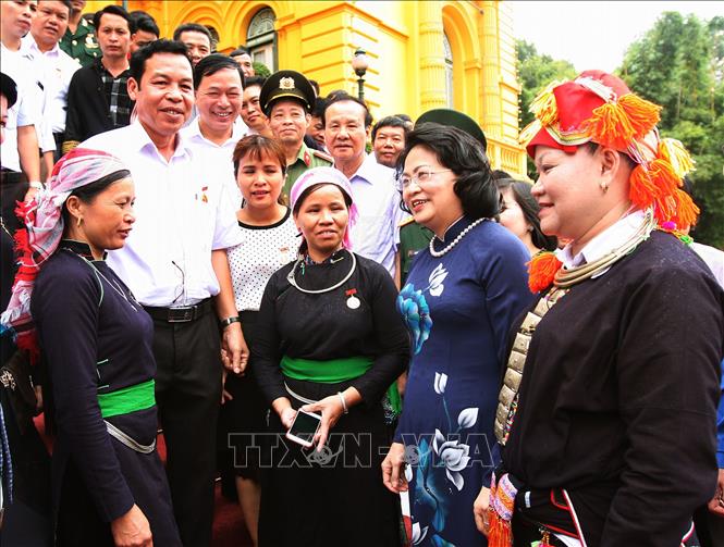 Phó Chủ tịch nước Đặng Thị Ngọc Thịnh với các đại biểu.