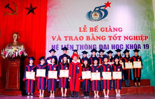 trao bằng